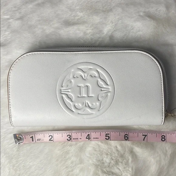 Nanette Lepore White vegan Leather Wallet with Embossed Logo - Picture 8 of 9